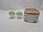 Lote de saleiro de parede em porcelana e 2 potiches em vidro incolor. Medindo o saleiro 12,5cm de altura.