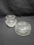 Lote de vaso e caixa redonda decorativa, peças em demicristal lapidado. Medindo a caixa 11,5cm x 5cm de altura. Leve bicado no vaso.