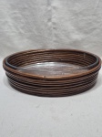 Travessa oval em vidro temperado com suporte em madeira de bambu. Medindo a travessa 30cm x 21cm x 6,5cm de altura.