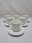 Jogo de 6 xícaras de café em porcelana branca com parreiras em relevo. Medindo 6,5cm x 6cm de altura.
