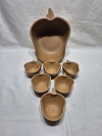 Jogo de bowl e 6 cumbucas na forma de moranga em terracota. Medindo o bowl 28cm x 21cm x 11cm de altura, cumbuca 19 cm x 12cm x 5cm de altura.