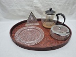 Lote de bandeja em palha, cafeteira em vidro, açucareiro, porta guardanapos e petisqueira em acrílico e  vidro, palha Medindo a bandeja 45,5cm x 37cm x 3,5cm de altura.