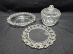 Lote de bowl, petisqueira e potiche em vidro moldado. Medindo a compoteira 11cm x 10cm de altura.