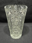 Vaso em cristal incolor ricamente lapidado. Medindo 13cm x 20,5cm de altura.