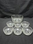 Bowl com 6 cumbucas em vidro Francês Arcoroc. Medindo o bowl 20cm x 9,5cm de altura, cumbuca 10,5cm x 5cm de altura.