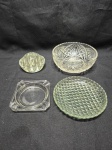 Lote de cinzeiro, bowl, petisqueira e porta canecas em vidro moldado incolor. Medindo o bowl 17cm x 7cm de altura.