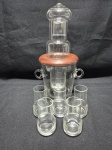 Licoreira em cristal com 5 copos e recipiente para gelos. Medindo o conjunto 29cm de altura.