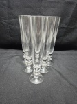 Jogo de 6 taças flute em cristal Strauss com o pé disco facetado. Medindo 6cm x 24,5cm de altura.