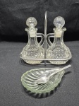 Lote de galheteiro e saleiro em vidro moldado incolor. Medindo o suporte 18cm x 18cm de altura.