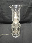 Abajur em vidro moldado com pingentes em cristal e cúpula. Medindo 19cm de altura, cupula 10cm x 17cm de altura.