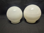 Lote de 2 cúpulas bola em vidro opalinado. Medindo a maior 10cm de boca x 15cm de altura.