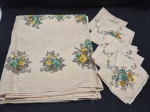 Toalha de mesa com 6 guardanapos florais. Medindo 140cm x 120cm. Peças com marcas de guardado.
