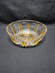 Centro de mesa, fruteira com pés em cristal translúcido âmbar Medindo 21,5cm x 7,5cm de altura.