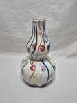 Vaso floreiro em porcelana oriental com flores.  Medindo 14cm de bojo x 16,5cm de altura.