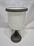 Antigo e lindo centro de mesa em vidro opalinado com base e acabamento em metal dourado com relevos. Medindo 18cm x 34cm de altura.