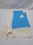 Toalha de mesa azul floral com renda. Medindo 160cm x 120cm. Peça com marcas de guardado.