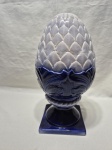 Linda escultura de pinha em cerâmica com pintura azul e branco, assinado St Antonio do Porto. Portugal séc. XIX. Medindo 13cm x 13cm a base x 33cm de altura.