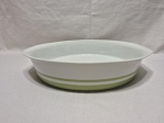 Linda travessa redonda com 2 alças em porcelana Schmidt Calorama, Marina Lima com barra verde. Medindo 29cm x 5,5cm de altura.