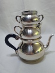 Trio de servir chá com 3 peças em prata 90 Wolff, peças acopladas, sendo um bule, leiteira e açucareiro. Medindo o conjunto 17cm de altura.