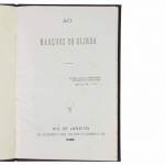 José de Alencar. Ao Marquez de Olinda. Rio de Janeiro: Typ. de Pinheiro & Comp, 1866. 8 pp. Primeira edição deste texto de José de Alencar, publicado com o pseudônimo `Erasmo`. Nele, o escritor faz um balanço do passado da cidade de Olinda com um intuito político: convencer D. Pedro II da necessidade de dar mais força ao Partido Conservador. Alencar escreveu alguns pequenos textos, de caráter político, como esse. Todos eles são raríssimos. Além de grande expoente do Romantismo Brasileiro, José de Alencar foi político e teórico, alinhou-se à perspectiva da abolição gradual, defendeu a participação feminina na política através do voto, implementou o mecanismo jurídico do habeas corpus preventivo e participou como deputado de diversos mandatos na câmara e foi Ministro da Justiça em 1868. Exemplar em ótimo estado. Encadernado.