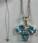 CORDÃO DE PRATA 900 MAGNIFICO COM UMA PÉTALA FORMADA POR 3 TOPÁZIOS LONDON BLUE COM FECHO MUITO SUGU
