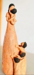 ARTE POPULAR. Belíssima escultura de arte popular, feita em argila, toda elaborada a mão, medindo 20