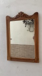 ESPELHO  DE PAREDE, MOLDURA DE MADEIRA CLARA ENTALHADA, CONSERVADO 72CM ALTURA, CONSERVADO