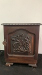 LINDA, MESA DE CABECEIRA CRIADO MUDO, PINIQUEIRO, EM MADEIRA MACIÇA, ESCURA, CONSERVADO, PORTA TODA TRABALHA