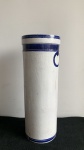 LINDA PORTA GUARDA CHUVA EM CERAMICA ESMALTADA, 59CM, BRANCA COM AZUL, CONSERVADA