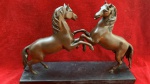ESCULTURA DE METAL CAVALOS EM BASE DE MARMORE, 43X27CM ,CONSERVADOS