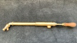 ANTIGO PULVERIZADOR DE JARDIM EM LATAO, -ABOL SYRINGE - COM PULVERIZADOR  CABO DE MADEIRA , 52 CM,CONSERVADO