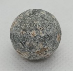 BOLA/BALA DE MOSQUETE - SECULO XVI - MEDIDA 14MM DE DIAMETRO - PESO 18,8 GRAMAS - ENCONTRADO COM DETECTOR DE METAIS NA PARAIBA - PROVAVEL GUERRA LUSO HOLANDESA NA CAPITANIA DA PARAIBA - 1631-1634 - ACOMPANHA DISPLAY - CONFORME FOTOS - NO ESTADO