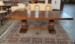 Mesa de jantar em madeira nobre com pés torneados, alt. = 78cm, compr. = 240cm e prof. = 122cm