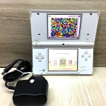 Console Nintendo DS branco, funcionando em testes iniciais, com carregador, no estado, podendo conte