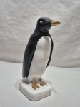 Enfeite na forma de pinguim em porcelana. Medindo 22cm de altura. Com leves desgastes.