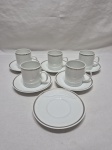 Jogo de 5 xícaras de café em porcelana Renner Medaillon com friso prata. Medindo 5cm x 5,5cm de altura.