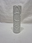 Lindo vaso floreira em porcelana Rosenthal com relevos. Medindo 6,5cm x 22cm de altura.