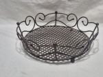 Linda fruteira em metal trabalhado. Medindo 32cm x 9cm de altura.