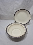 Par de travessas redondas fundas em porcelana Bleu de Roi England barra azul cobalto com friso ouro. Medindo a maior 22,5cm x 7,5cm de altura, com pequeno bicado e sem tampa.