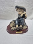 Linda escultura de menino com cachorro em resina Santini Italy Style. Medindo 15cm de altura.