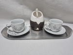Lote de 2 xícaras de café, açucareiro em porcelana e bandeja em aço inox. Medindo a bandeja 36cm x 14cm.