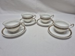 Jogo de 4 xícaras de café em porcelana Bavária barra preta com friso ouro. Medindo 7cm x 4,5cm de altura.