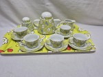 Jogo de servir café com 8 peças em porcelana floral com bandeja em plastico duro. Medindo a bandeja 47cm x 29cm.
