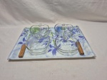 Lote de bandeja em melanina, 4 bowls em vidro e 2 espátulas em acrílico. Medindo a bandeja 39,5cm x 26,5cm.