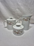 Jogo de servir chá, café com 3 peças em porcelana Renner Medaillon floral com friso ouro. Medindo a leiteira 17cm de altura.