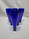 Jogo de 6 tulipas de cerveja em cristal azul cobalto canelado. Medindo 7cm x 20cm de altura.