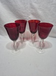 Jogo de 4 taças de vinho em cristal vermelho canelado. Medindo 9,5cm x 21cm de altura.