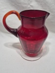 Linda jarra de água, sucos em cristal vermelho canelado. Medindo 11cm x 22cm de altura. Com pequeno bicado na base.