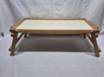 Bandeja retangular de cama com pés dobráveis em madeira. Medindo 62cm x 30cm x 22cm de altura.