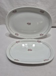 Par de travessas ovais em porcelana Renner floral com friso ouro. Medindo a maior 34cm x 22,5cm.